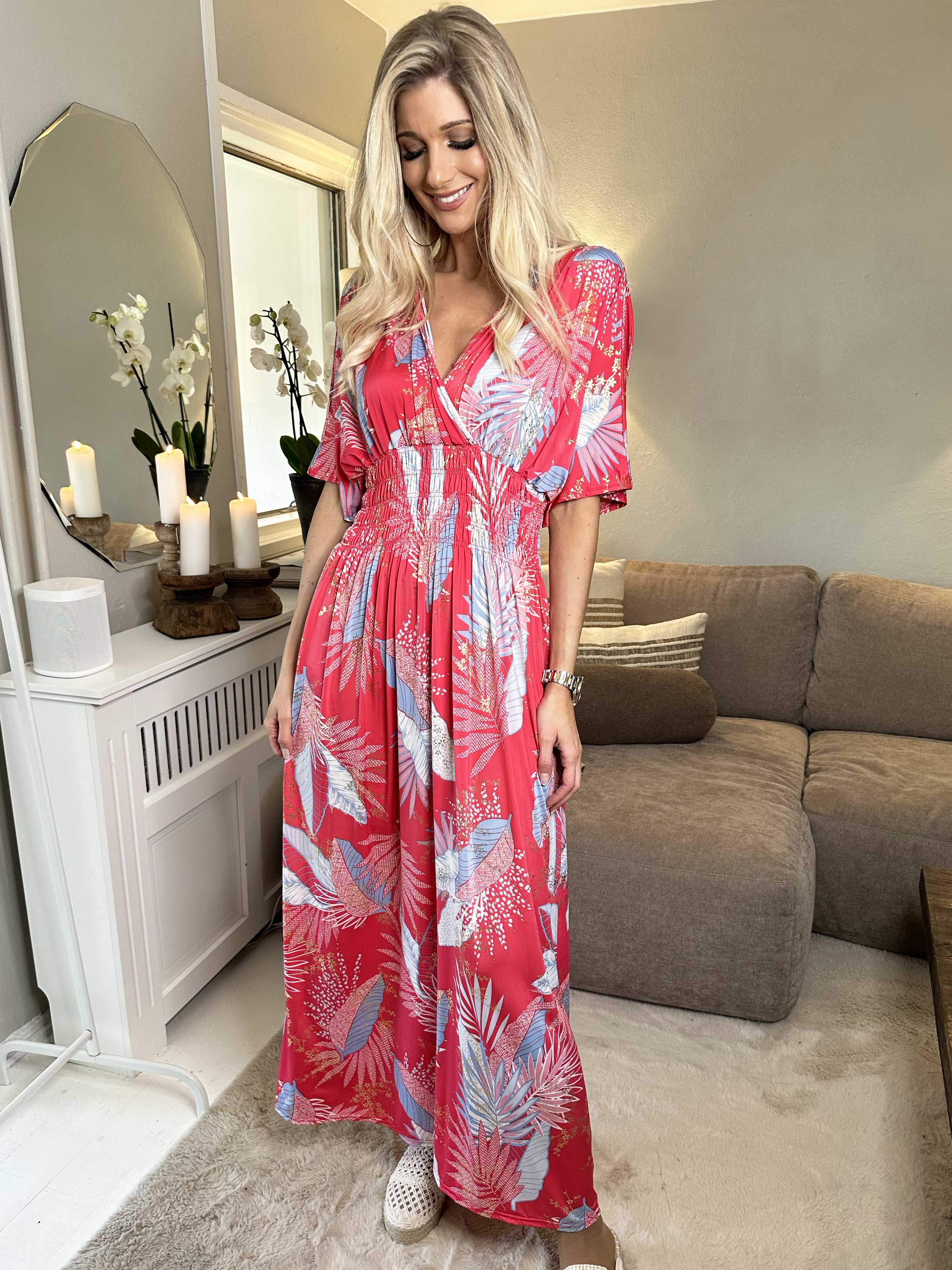 Pams Leafy - Lång klänning med resår i skrynkelfritt tyg - Black